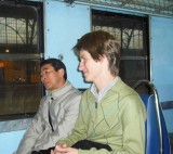 Jiří Peterka a šéf korejské delegace na cestě vlakem na Karlštejn